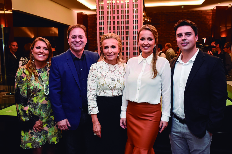 A construtora San Remo lançou ontem, com uma badalada festa, seu mais novo empreendimento de luxo, o residencial Queen Victoria, na Prime Store, no Ecoville. O presidente da construtora, João Carlos Perussolo, e sua mulher, Sonia, as filhas Aline Perussolo Soares (blusa branca) e Michele Perussolo e o genro Rafael Soares foram os anfitriões. | Fred Kendi