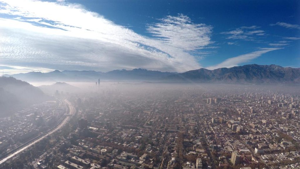 Foto de 2015 de Santiago, no Chile. No ano passado, a capital chilena teve sua primeira emergência ambiental em razão d a poluição em  16 anos. | Ariel Marinkovic/X-Cam/EFE