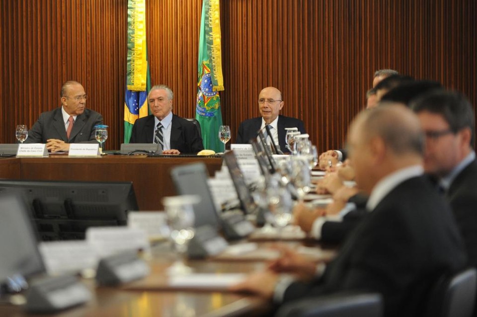 Michel Temer (segundo à esq.) realizou nesta sexta-feira (13) sua primeira reunião ministerial | ANDRESSA ANHOLETE/AFP