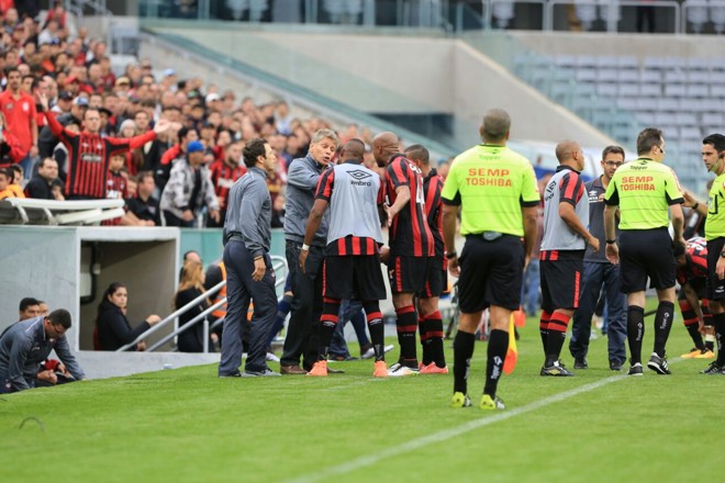 Os jogadores do Atlético tiveram de intervir para acalmar o técnico Paulo Autuori, transtornado após ser expulso de campo por reclamação. | Ivonaldo Alexandre/Gazeta do Povo