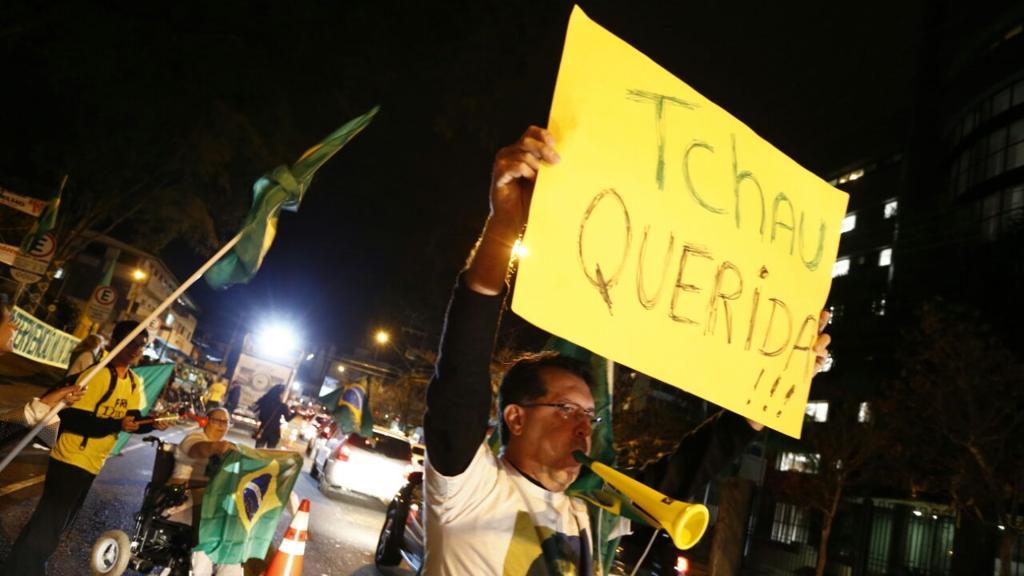 Manifestantes se concentram em frente à sede da Justiça Federal em Curitiba. | Hugo Harada/Gazeta do Povo