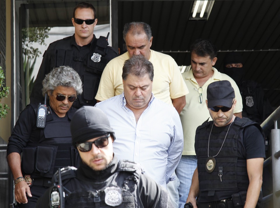 O ex-senador Gim Argello (ao centro), preso na última fase da Lava Jato, em 11 de abril. | Aniele Nascimento/Gazeta do Povo