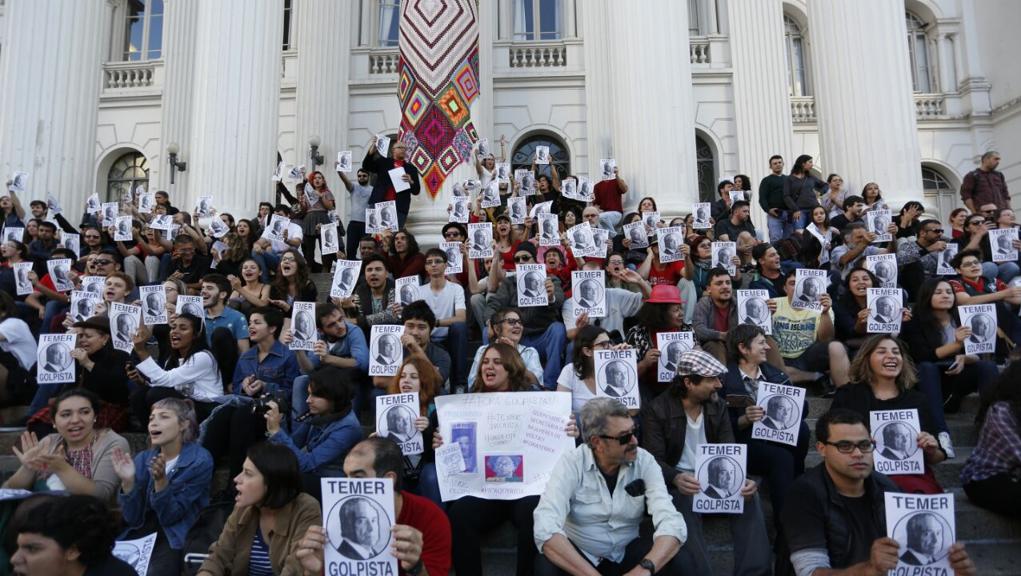 Tom era de repúdio  às primeiras ações do presidente em exercício | Henry Milleo/Gazeta do Povo