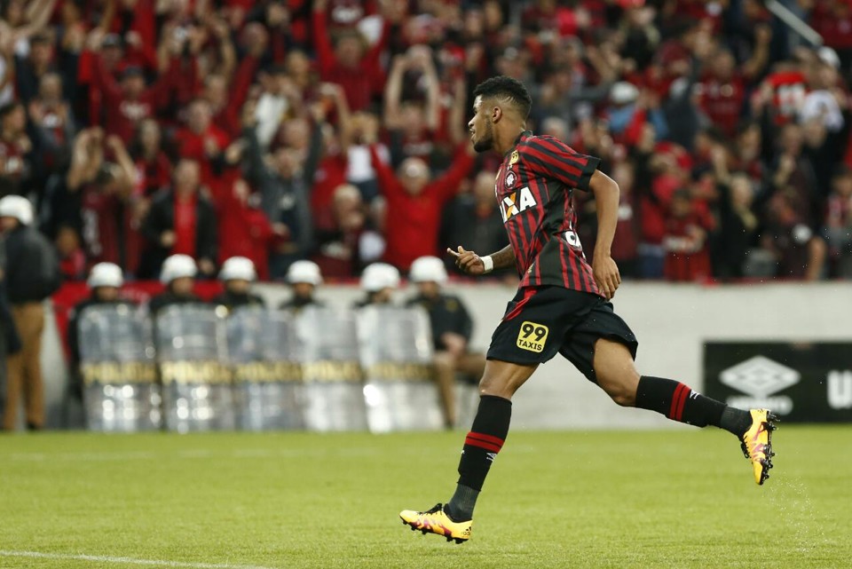Ewandro comemora o segundo gol | Albari Rosa/Gazeta do Povo