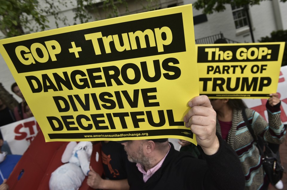 Nos EUA, manifestantes protestam contra Trump: se o republicano chegar a Casa Branca, pode sobrar até para a economia brasileira | MANDEL NGAN/AFP