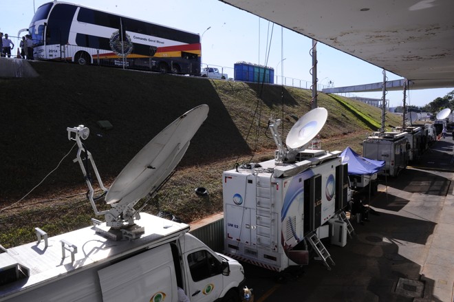 Carros da imprensa são vistos na parte externa do Plenário em Brasília, onde deve ocorrer a votação do processo de impeachment da presidente Dilma no Senado. | Marcos Oliveira /Agência Senado