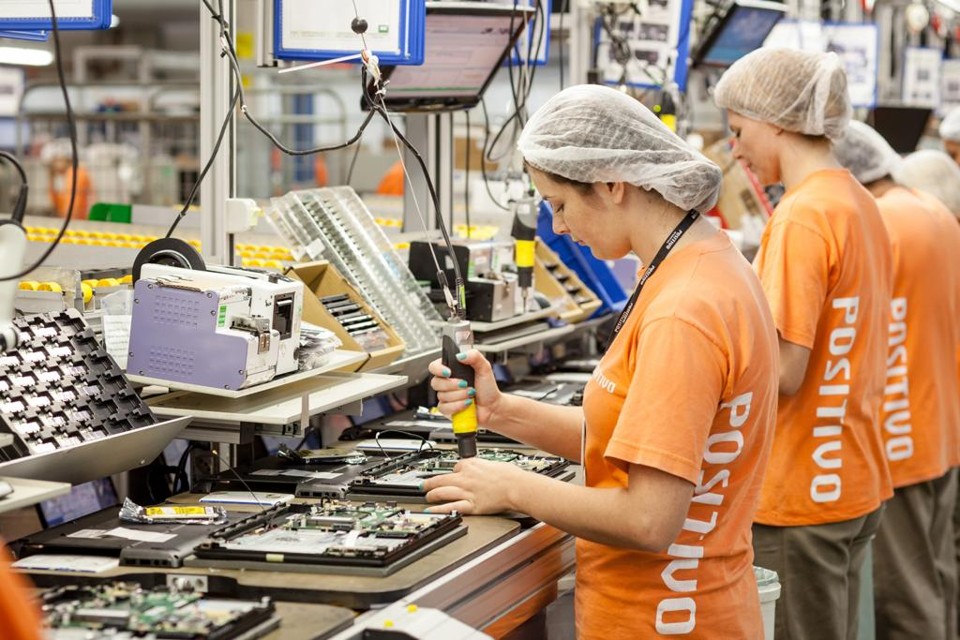 A partir deste mês, Positivo Informática começa a levar parte da produção de celulares em Curitiba para a nova unidade em Manaus | Fernando Dias/Positivo Informática