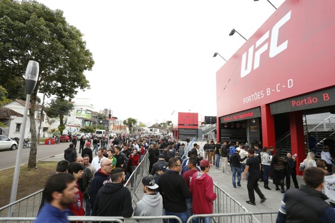 Público compareceu em grande número ao estádio do Atlético para acompanhar a pesagem dos lutadores do UFC 198 e entrevista coletiva com José Aldo, brasileiro ex-campeão do peso leve. | Hugo Harada/Gazeta do Povo