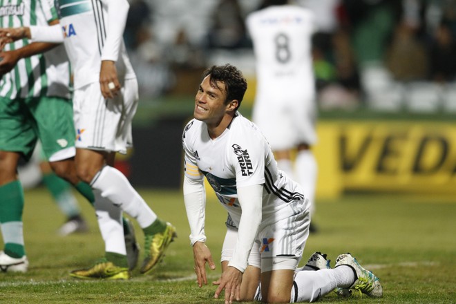 Kléber abriu o placar para o Coritiba logo aos 9 minutos de jogo. Entretanto, o Coxa permitiu o empate por duas vezes ao Juventude e está eliminado da Copa do Brasil. | Daniel Castellano/Gazeta do Povo