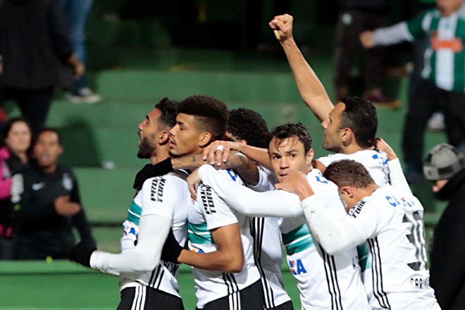 O volante Alan Santos, de cabeça, finalizou com precisão para balançar a rede paulista: 1 a 0 para o Coritiba e festa dos jogadores alviverdes. | Albari Rosa/Gazeta do Povo