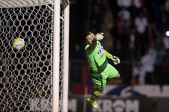 Nadson cobrou falta com perfeição e empatou para o Paraná. Goleiro Marcelo não alcançou. | Albari Rosa/Gazeta do Povo