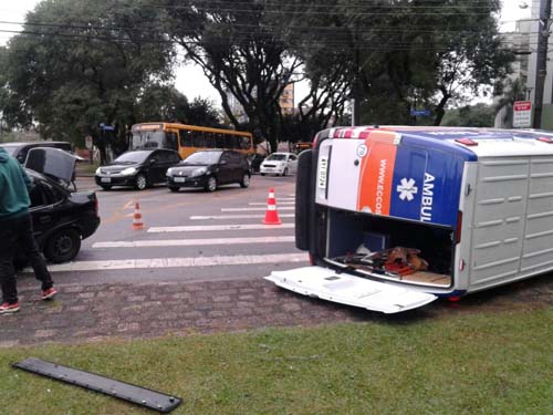 Motorista do Corsa não ouviu sirene e colidiu com ambulância no bairro Água Verde | Gerson Klaina/Tribuna