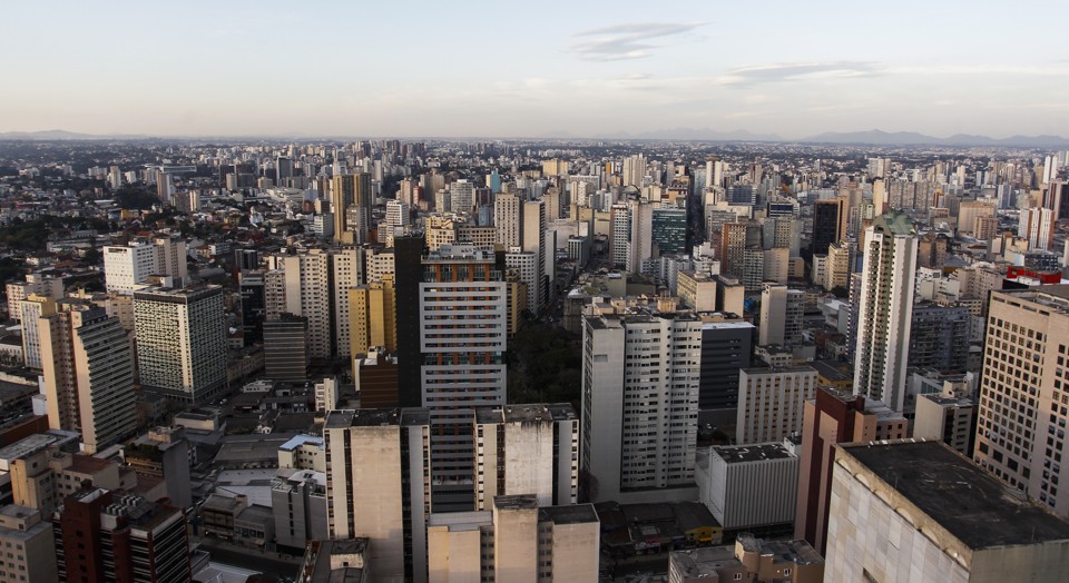 Vista de Curitiba: ideia é usar recursos fora do sistema  financeiro da habitação para dinamizar o mercado. | Daniel Castellano/Gazeta do Povo