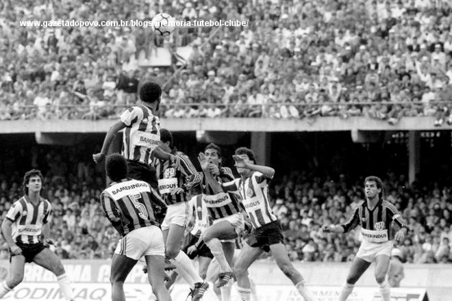 Confira imagens do empate por 2 a 2 de Coritiba e Atlético, em 1990, no Couto Pereira, que garantiu ao Furacão o título do Campeonato Paranaense. Desde então, o Rubro-Negro nunca mais conseguiu erguer um troféu na casa do rival. Situação que pode mudar no próximo fim de semana, quando o Atletiba define o próximo campeão estadual. | Fotos: Memória FCArquivo GRPCom