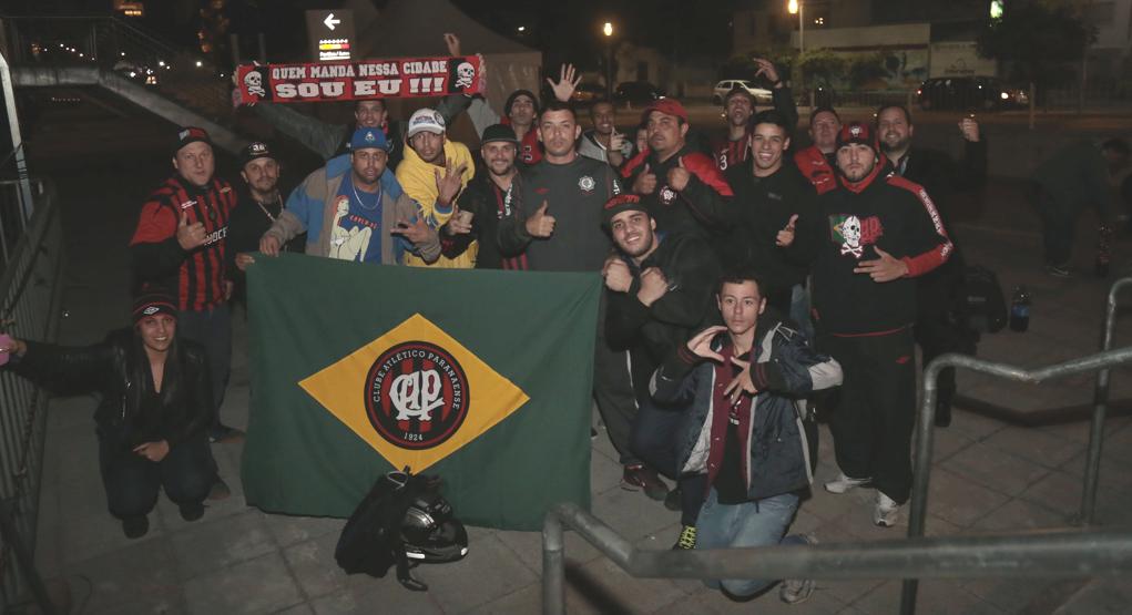 Grupo de atleticanos formou fila na Arena já na noite de terça-feira. | Pedro Serápioa/Gazeta do Povo