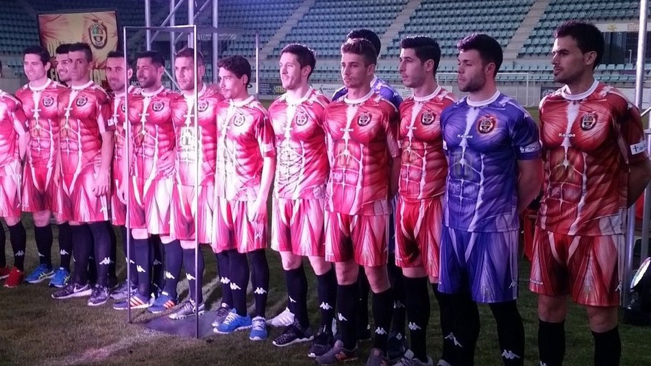 Time espanhol CD Palencia exibe modelo do uniforme estampado com musculatura humana. | Reprodução/Twitter @CDPalencia