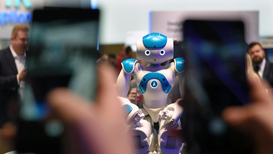 Robô com o sistema Watson, da IBM, de inteligência artificial: máquinas e softwares ganham espaço em empresas e laboratórios para fazer tarefas antes restritas a humanos | LLUIS GENE/AFP