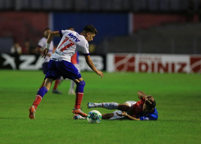 Diego Tavares no chão após sofrer falta no meio de campo: jogo truncado, com os dois times preocupados em não sofrer gols. | Ivonaldo Alexandre/Gazeta do Povo