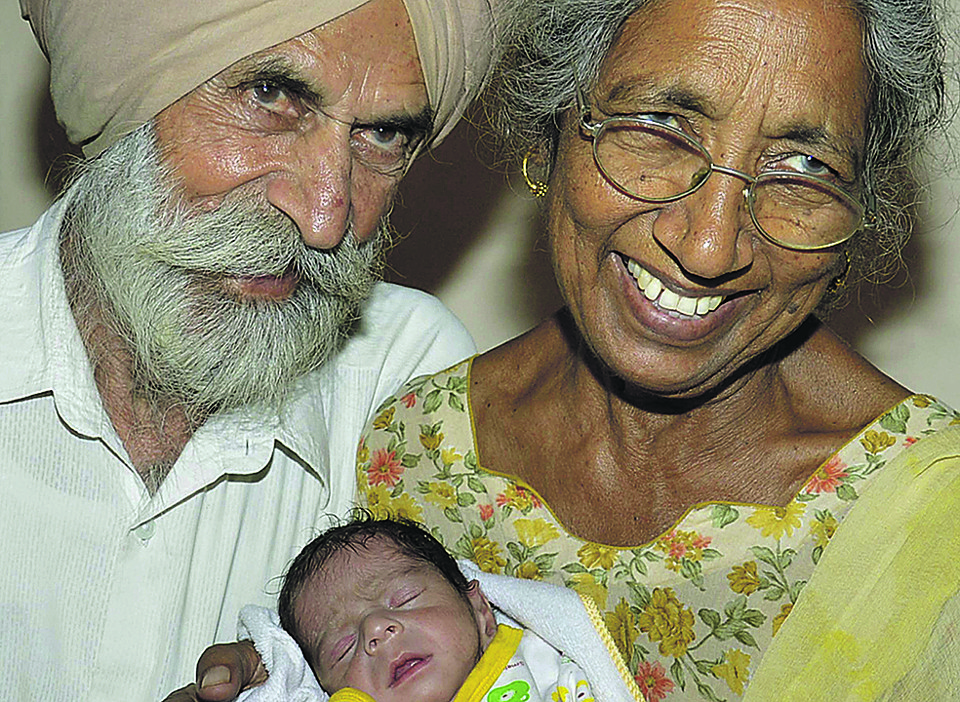 A indiana Daljinder Kaur, de 70 anos, e o marido de 79 anos, com o filho fruto de uma fertilização in vitro. | Narinder Nanu/AFP