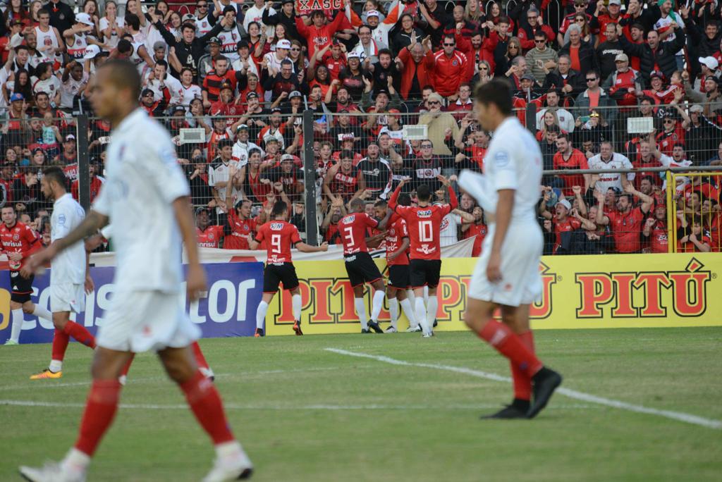 Jogadores paranistas lamentam gol do Brasil de Pelotas. Derrota na estreia com um jogador a menos. | Flávio Neves /Folhapress