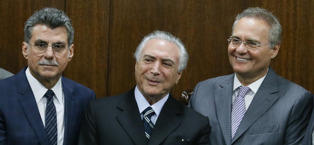Temer entre Jucá (esq.) e Renan: os dois aliados são considerados fundamentais na articulação política do nivo goberno no Congresso, mas estão envolvidos na Lava Jato. | Lula Marques/Agência PT