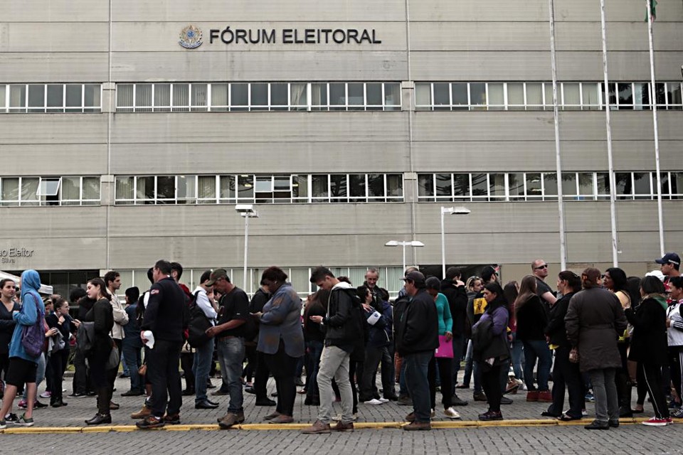 Longas filas se formam na sede do TRE-PR em Curitiba. | Albari Rosa/Gazeta do Povo