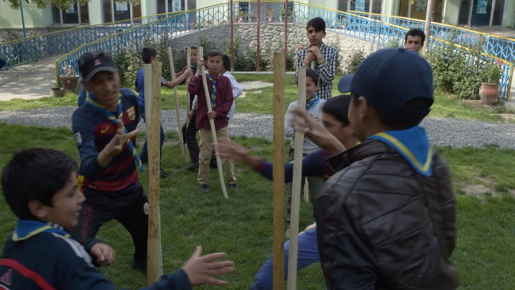 Escoteiros em atividade no pátio  da  ONG afegã ,em Kabul. Instituição foi criada em 1996.