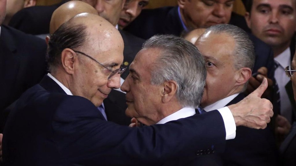 Henrique Meirelles cumprimenta Michel Temer durante a cerimônia de posse nesta quinta-feira (13) | Valter Campanato/Agência Brasill