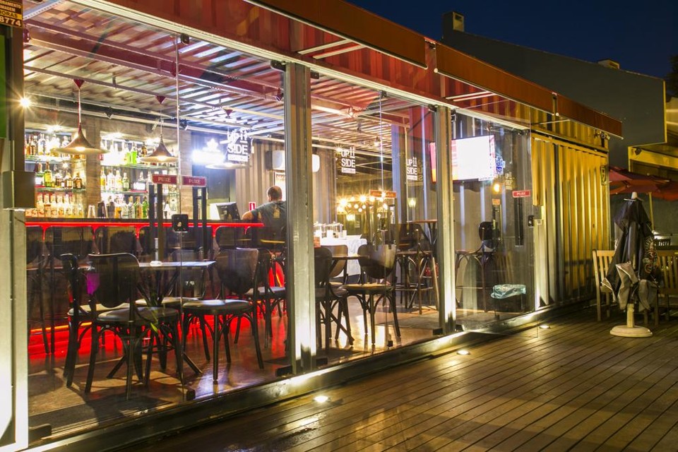 UpSide Gastrobar, bar fundado há um ano em Curitiba, escolheu o aço para receber os clientes. O projeto é da arquiteta Priscila Ferstemberg. | Marcelo Andrade/Gazeta do Povo