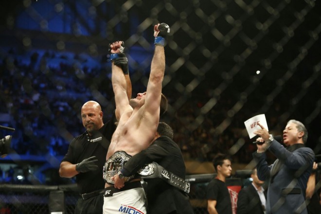 Novo campeão, Stipe Miocic recebe o cinturão após derrotar Werdum. | Hugo Harada/Gazeta do Povo