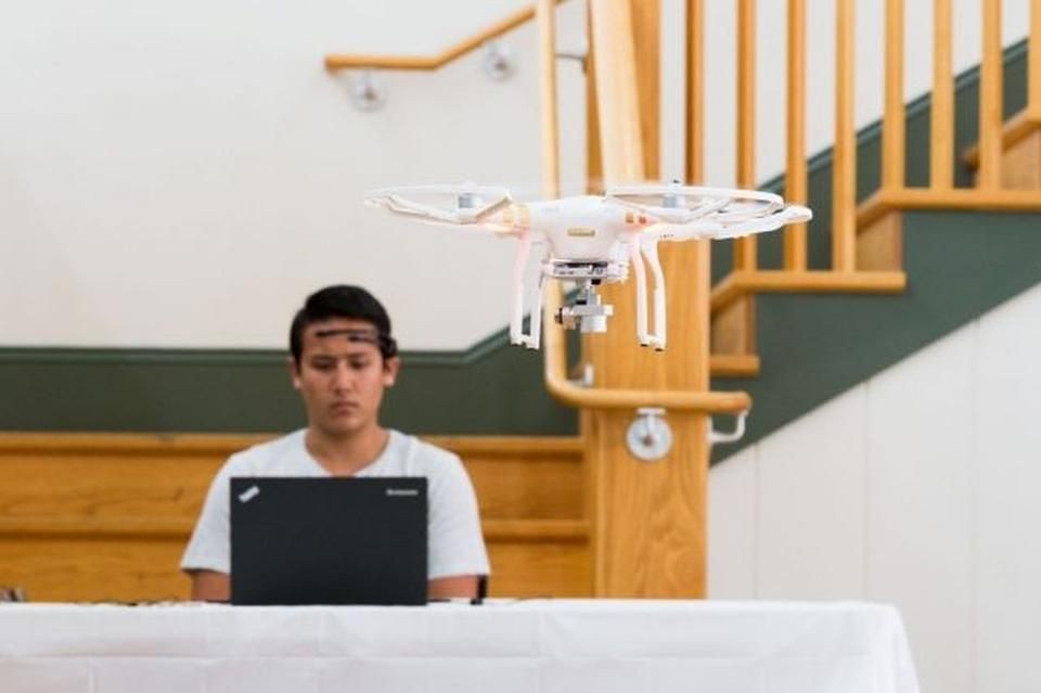 Estudante controla drone com impulso cerebrais | Divulgação/Universidade da Flórida