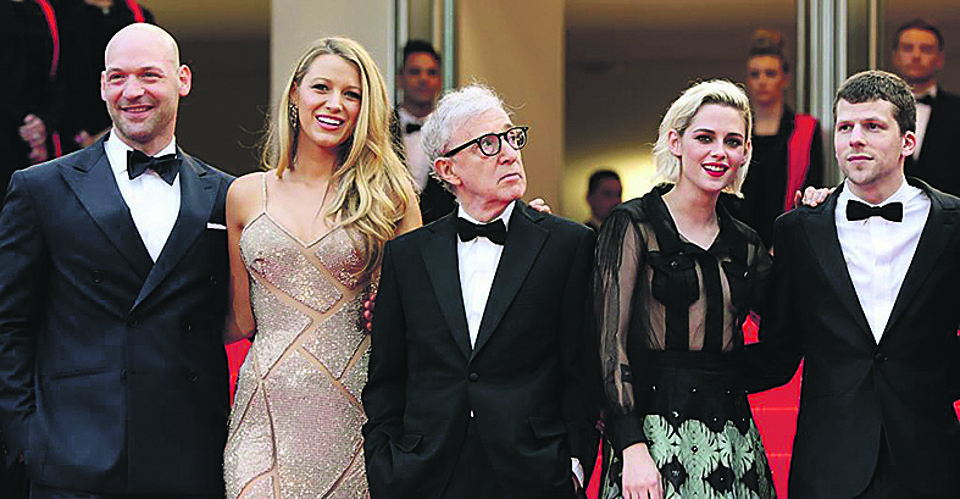 Woody Allen entre os astros Corey Stoll, Blake Lively, Kristen Stewart e Jesse Eisenberg: respeito ou cumplicidade? | Valery Hache/AFP