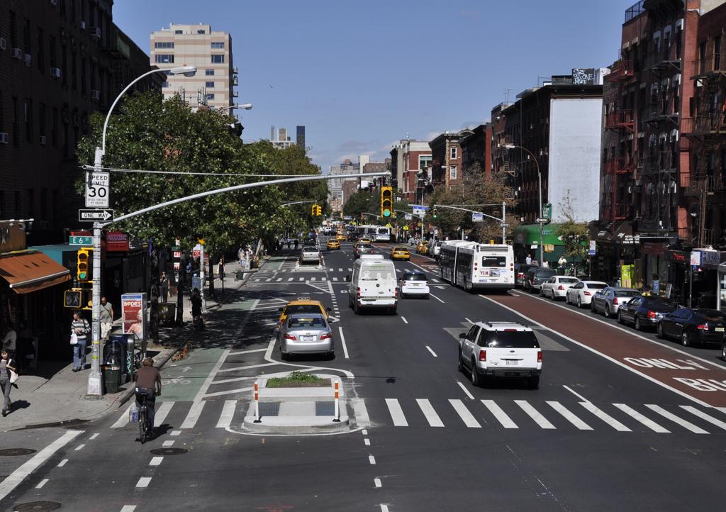 A 1.ª Avenida, em Nova York, foi a primeira via a ganhar uma ciclovia protegida durante a gestão de Janette à frente do Departamento de Transportes da cidade. | Bloomberg Associates/Divulgação