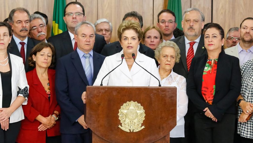 Ao lado de mais de 20 ministros, deputados, senadores e funcionários do Palácio do Planalto, a presidente afastada fez um pronunciamento de 15 minutos | Roberto Stuckert Filho/Fotos públicas