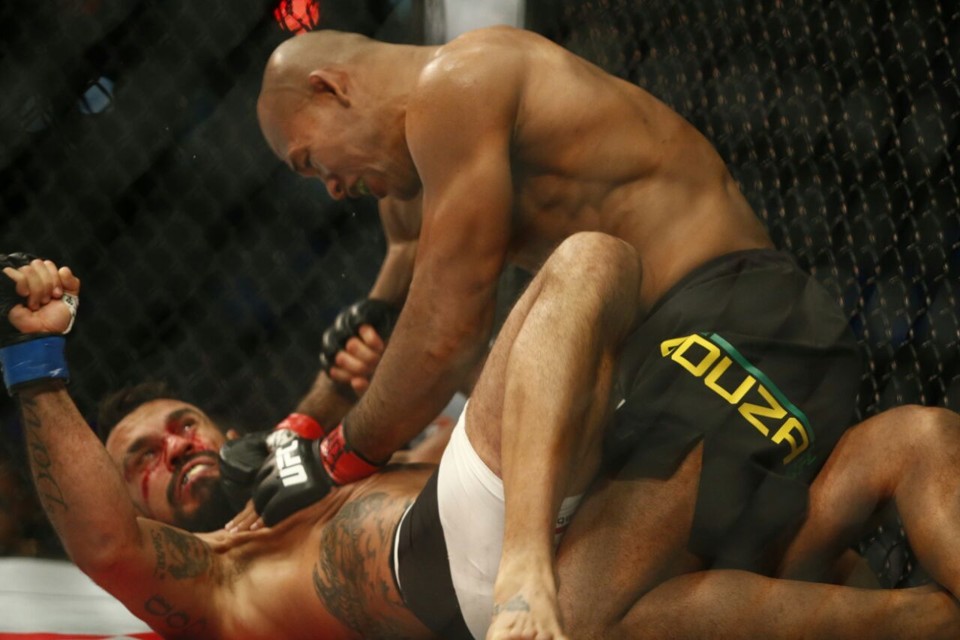 Jacaré não deu chance a Vitor Belfort na Arena da Baixada. | Hugo Harada/Gazeta do Povo