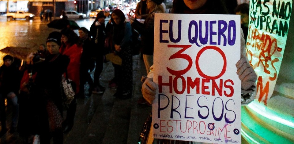 Em Curitiba, mulheres fizeram ato de apoio à vítima na última sexta-feira (27) | Daniel Castellano/Gazeta do Povo