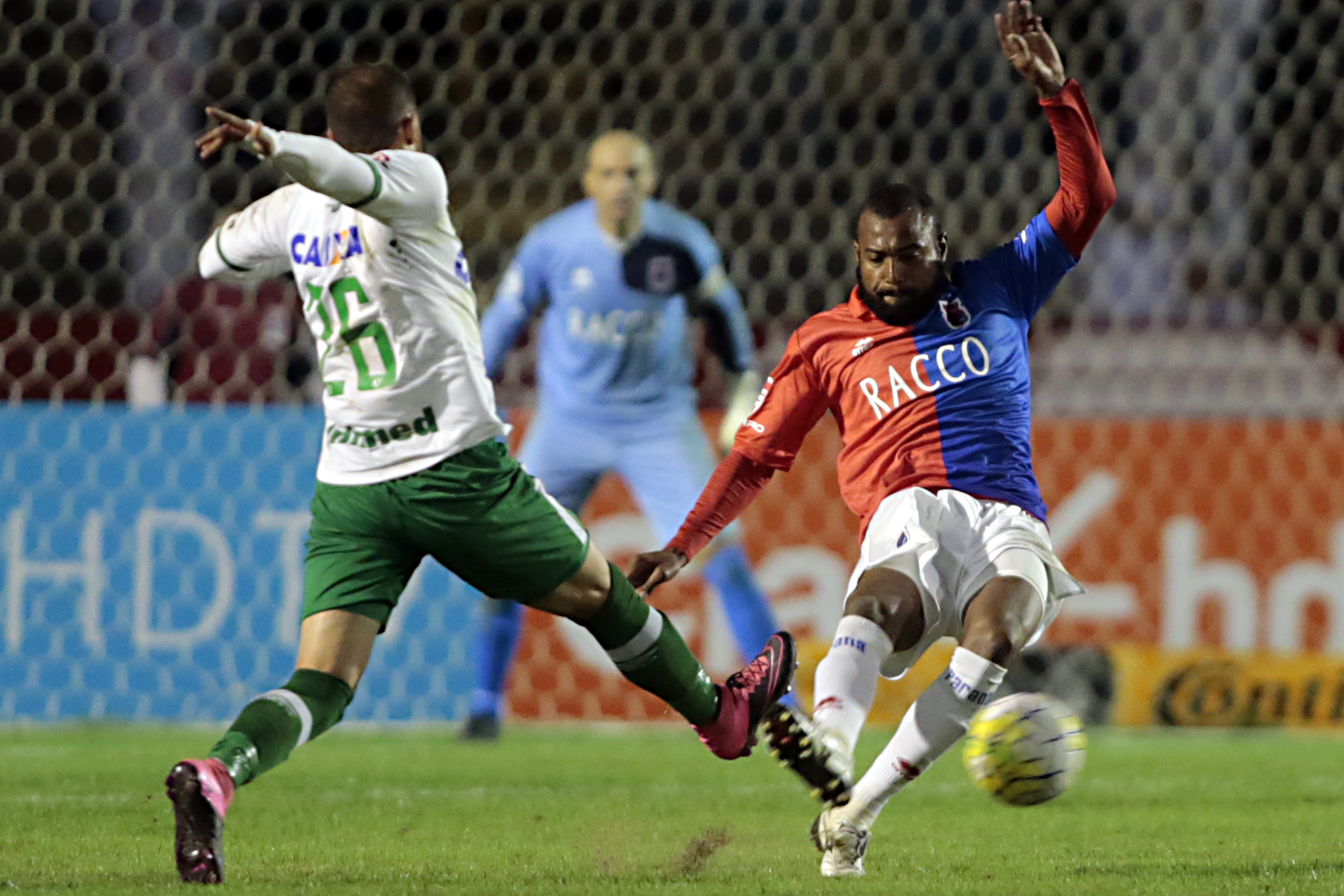Contratado do São Bento, Pitty estreou na defesa do Paraná contra a Chapecoense. | Albari Rosa/Gazeta do Povo