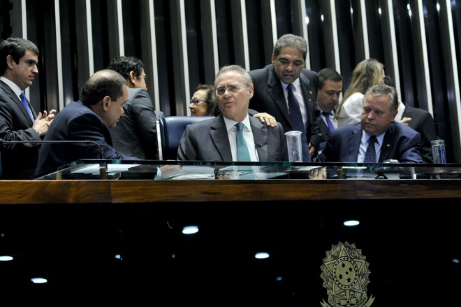 Senadores se reúnem na mesa principal do Plenário do Senado Federal. | Geraldo Magela/Agência Senado