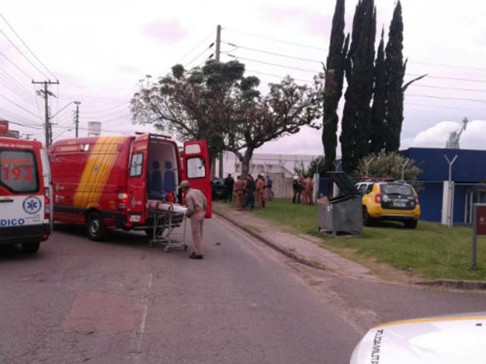 Suspeitos perderam controle do carro e bateram em árvore | Gerson Kleina/Tribuna