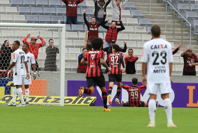 O Atlético não demorou para abrir o placar com o atacante André Lima, titular do ataque rubro-negro. Ele balançou a rede bem ao seu estilo, de carrinho, mostrando oportunismo. | Ivonaldo Alexandre/Gazeta do Povo