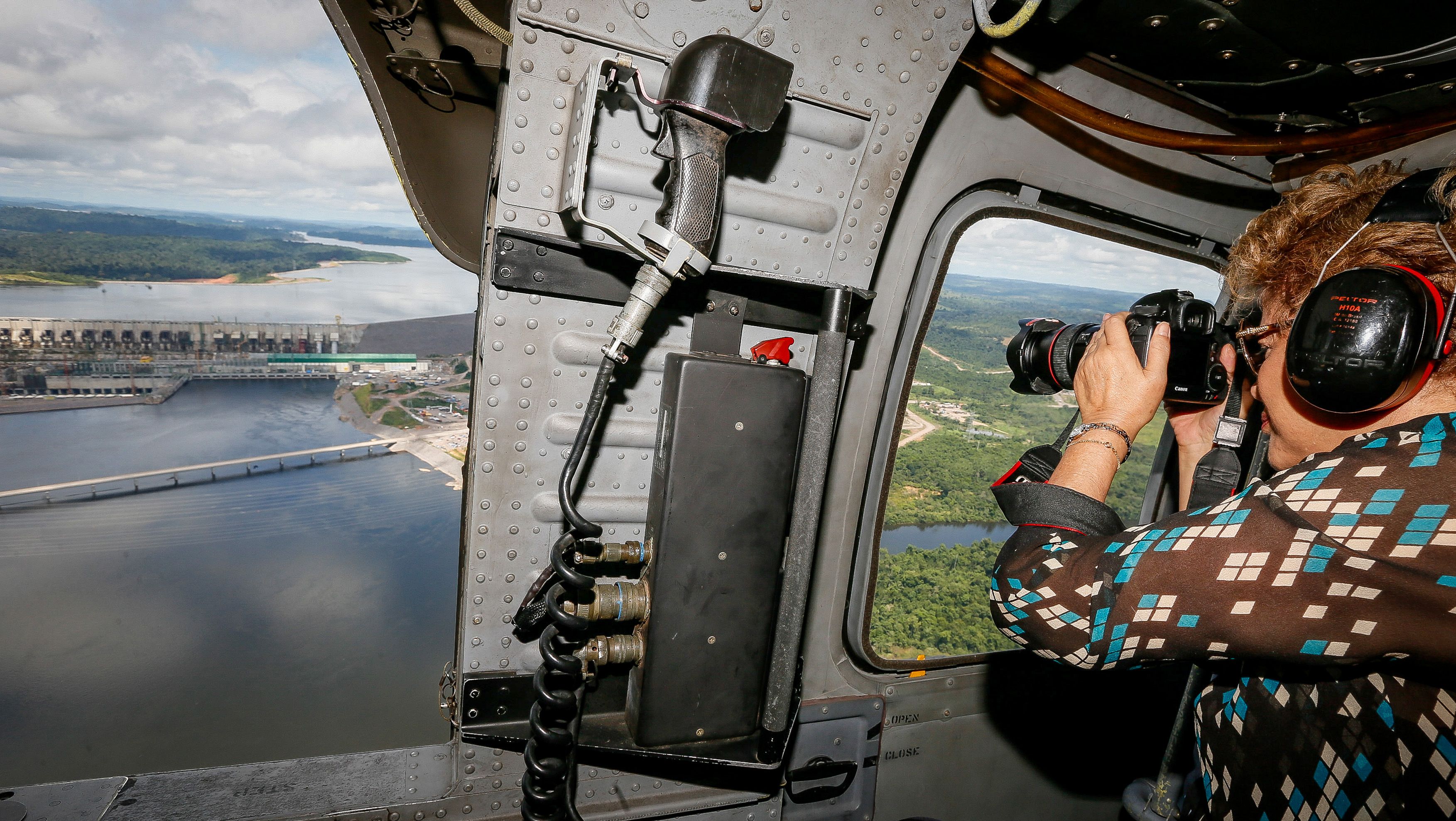 Dilma sobrevoa a usina de Belo Monte e fotografa a hidrelétrica: na visita, ela criticou o possível goverbo Temer. | Roberto Stuckert Filho/Presidência/Fotos Públicas