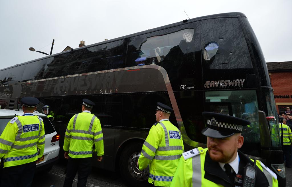 Ônibus do Manchester United apedrejado em Londres. | GLYN KIRK/AFP