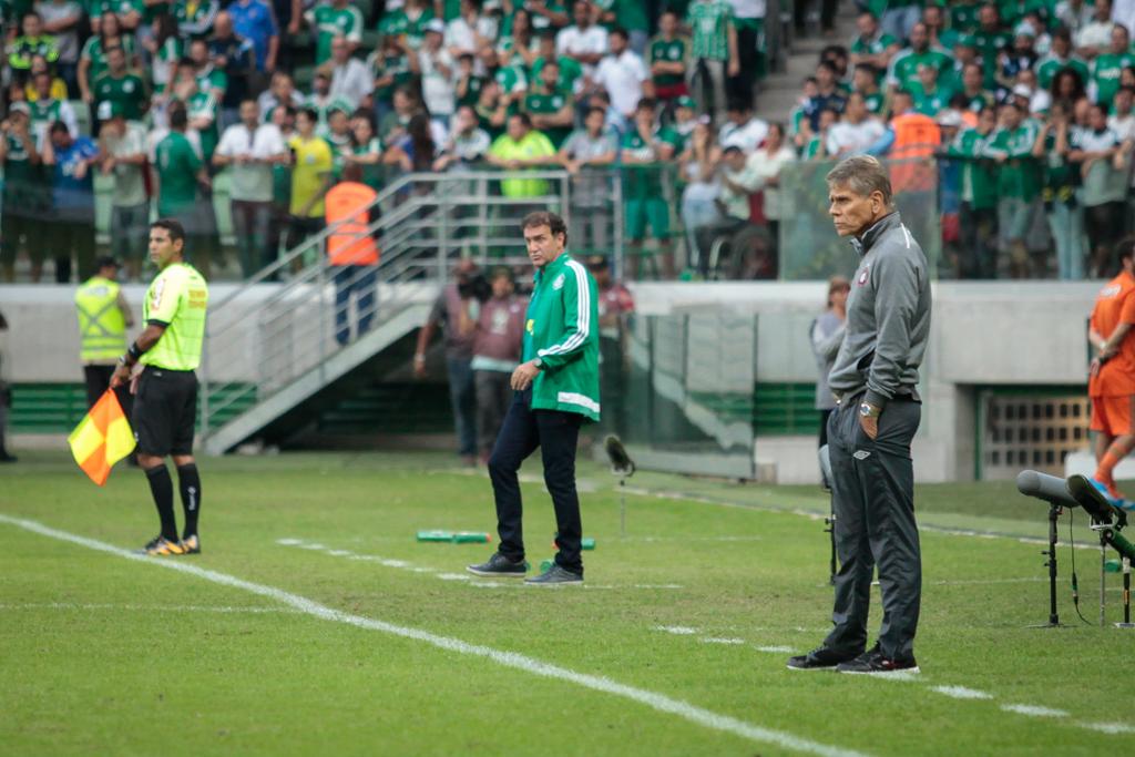 Técnico Paulo Autuori, a frente, e Cuca, do Palmeiras, no fundo. “O jogo acabou com segundos do segundo tempo”, lamentou. | Ale Frata/Folhapress