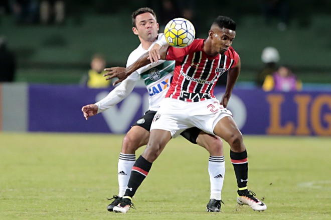 De volta à equipe, recuperado de lesão, o meia Juan disputa a bola na partida contra o São Paulo. | Albari Rosa/Gazeta do Povo