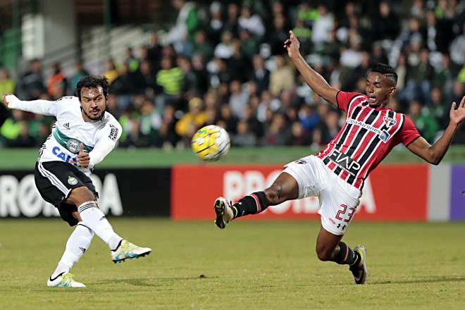 Vinícius, companheiro de ataque de Kléber no duelo com o Tricolor paulista, arrisca o chute à meta dos paulistas, mas não acerta o alvo. | Albari Rosa/Gazeta do Povo