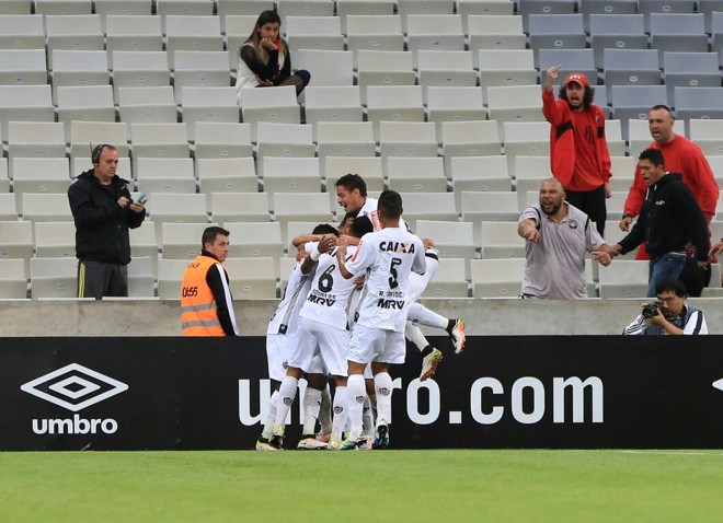 No segundo tempo, o Atlético-MG chegou ao empate. Cazares cobrou pênalti cometido pelo zagueiro Cleberson e frustrou a torcida na Baixada. | Ivonaldo Alexandre/Gazeta do Povo