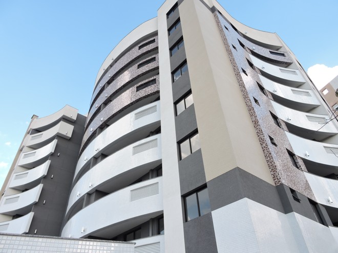 Terrasse Vivace: localizado no Cabral, o Terrasse Vivace conta com apartamentos prontos de dois e três dormitórios com área privativa entre 67 m² e 84 m². O preço das unidades parte dos R$ 405 mil. A Terrasse Engenharia e Construções ainda estará trabalhando com uma tabela promocional para algumas unidades de outros dez empreendimentos ofertados na feira, com preços entre R$ 350 mil e R$ 1,5 milhão. | Divulgação