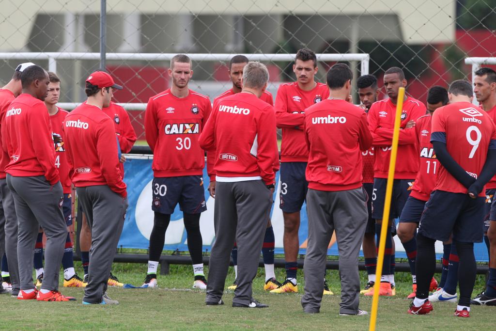 Autuori passou aos jogadores do Atlético a importância de jogar sério com o Dom Bosco. | Aniele Nascimento/Gazeta do Povo