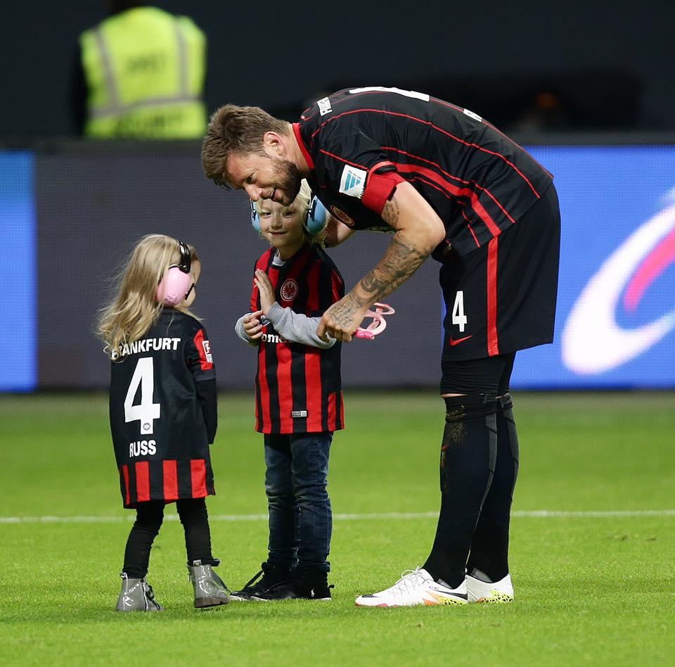 Marco Russ ganha apoio de torcedoras antes da partida do Eintracht Frankfurt com o Nuremberg. | Facebook Eintracht Frankfurt/