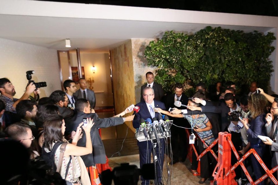 Cunha em entrevista na frente da residência oficial que ocupa: R$ 400 mil mensais só com a manutenção da casa. | Fabio Rodrigues Pozzebom/Agência Brasil